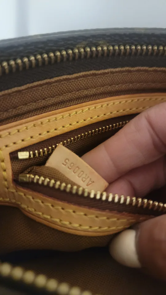 VINTAGE Louis Vuitton Monogram Canvas Trotteur cross body bag image indicator(8)