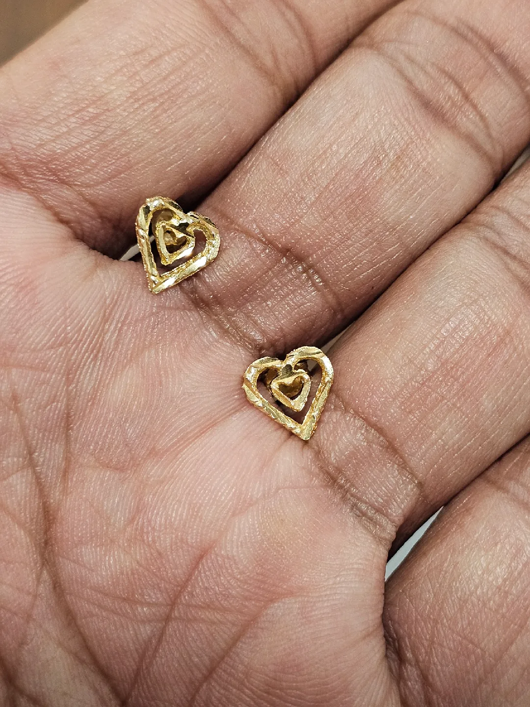 10k Gold Heart Stud Earrings image indicator(2)