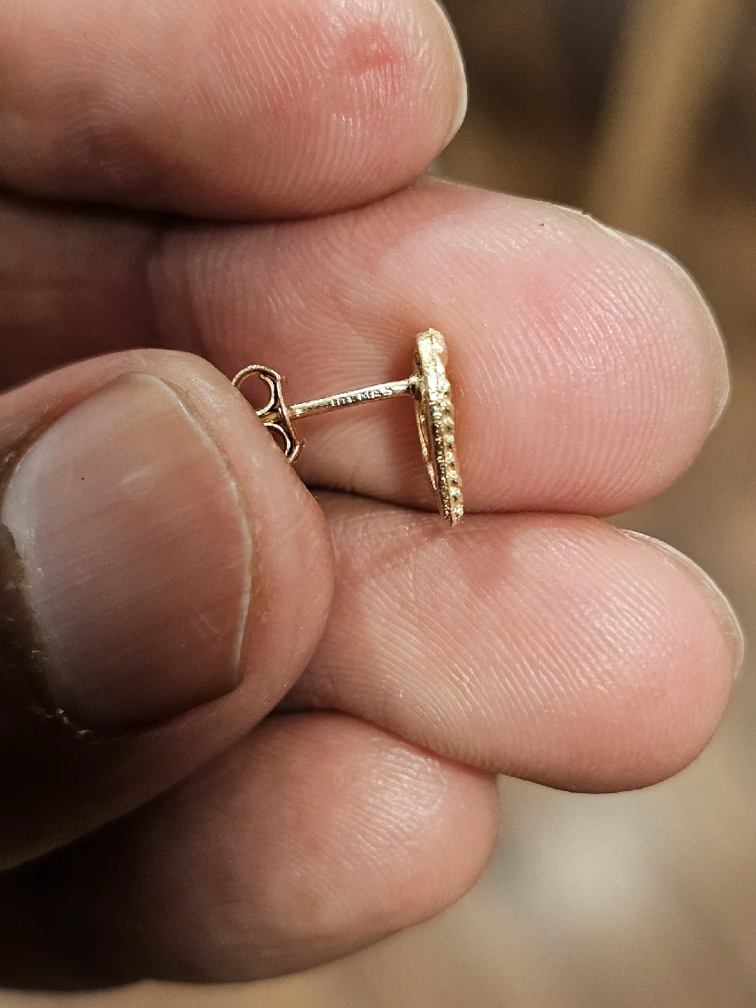 10k Gold Heart Stud Earrings image indicator(3)