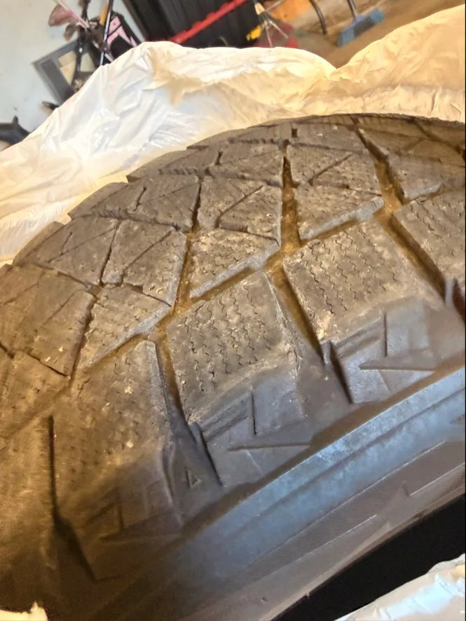 Bridgestone Blizzak DM-V2 265/50R20 Tire image indicator(3)