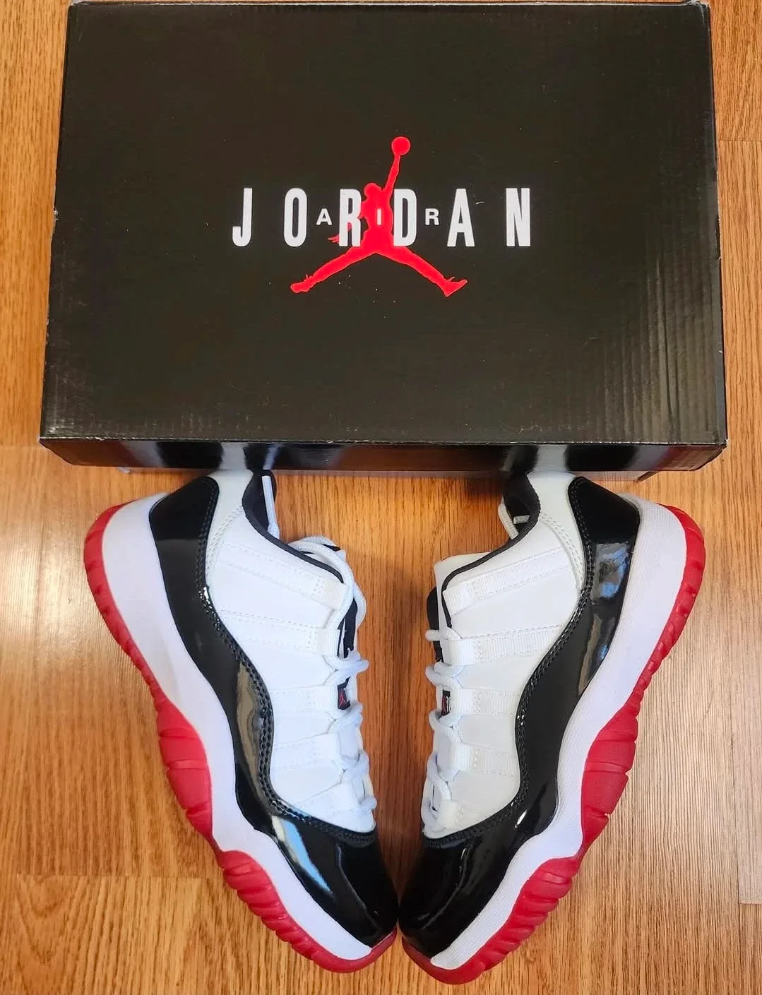 Jordan 11 Retro Low Concord Size 5 image indicator(2)