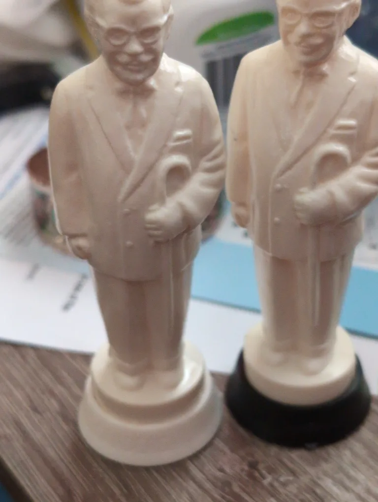 Vintage Colonel  Sanders Salt & Pepper Shakers image indicator(2)