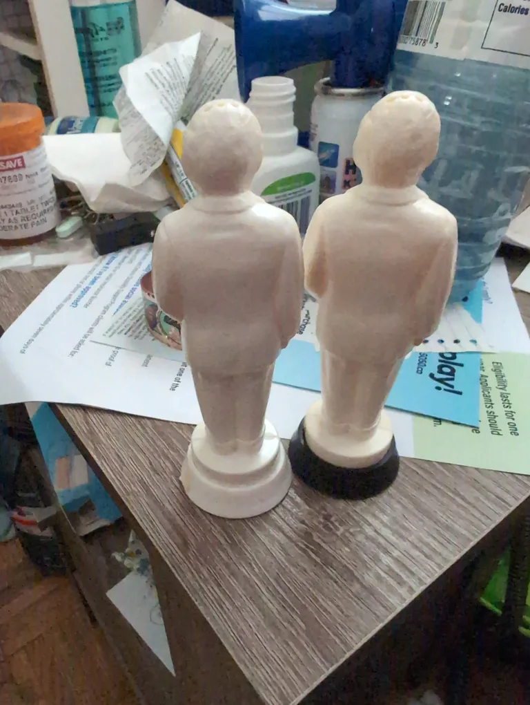 Vintage Colonel  Sanders Salt & Pepper Shakers image indicator(3)