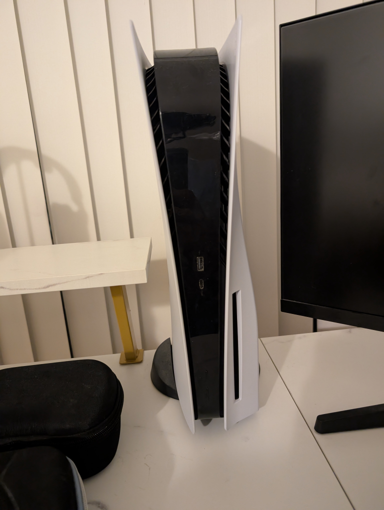 PS5 Disc Edition, 2 controllers and a headset - photo 3