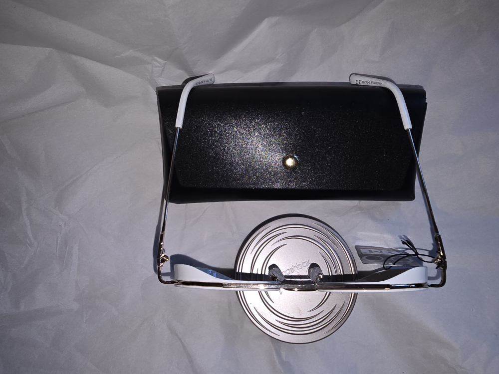 Sunglasses with White Frame & Case - photo 3