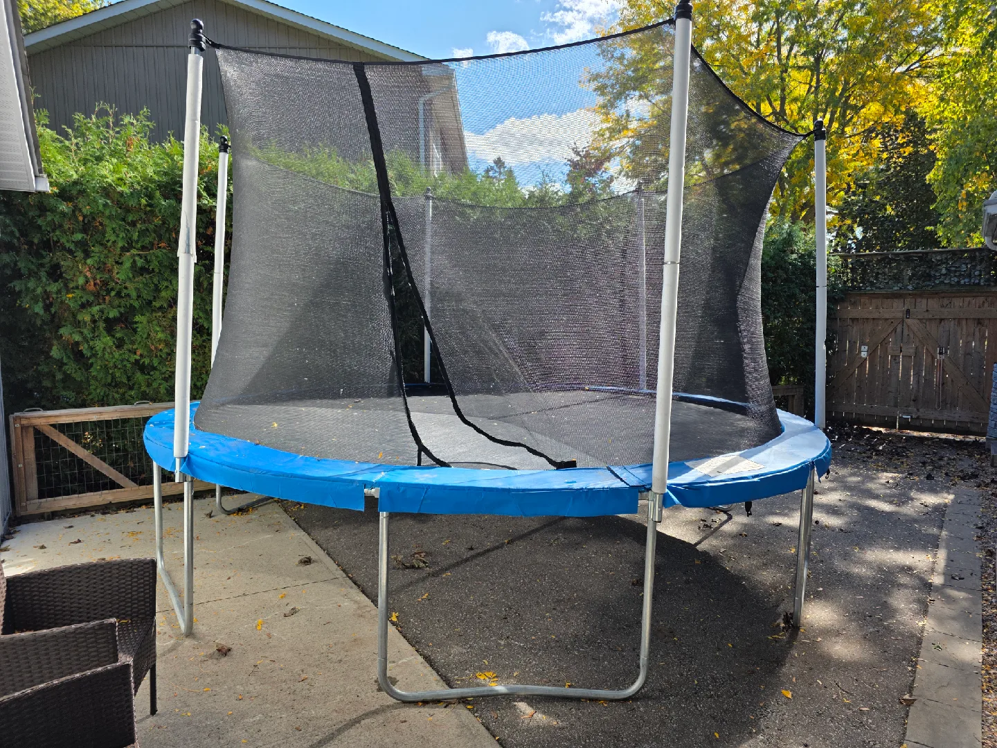 15' Trampoline - Outdoor Fun! image indicator(2)