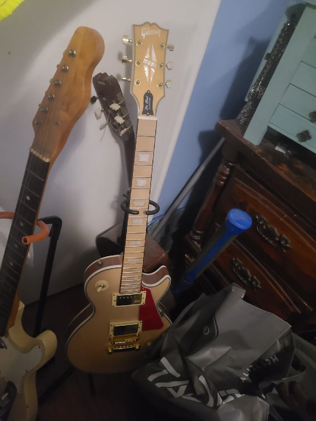 Gibson Les Paul & Fender Stratocaster Guitars image indicator(2)