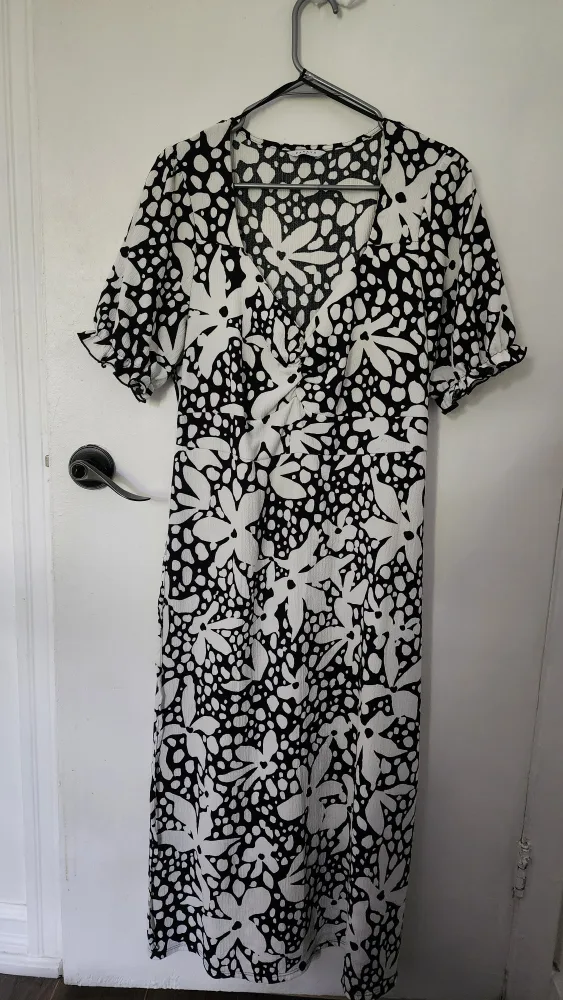 Black & White Floral Dress image indicator(8)