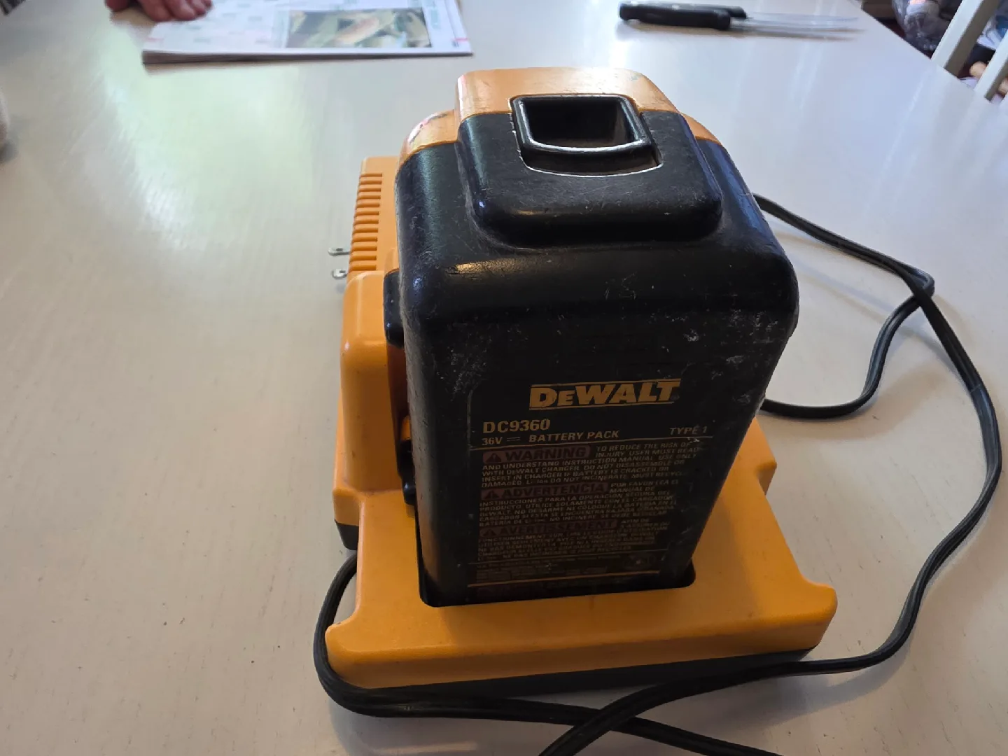 DeWalt DC9000 1 Hour Charger image indicator(5)
