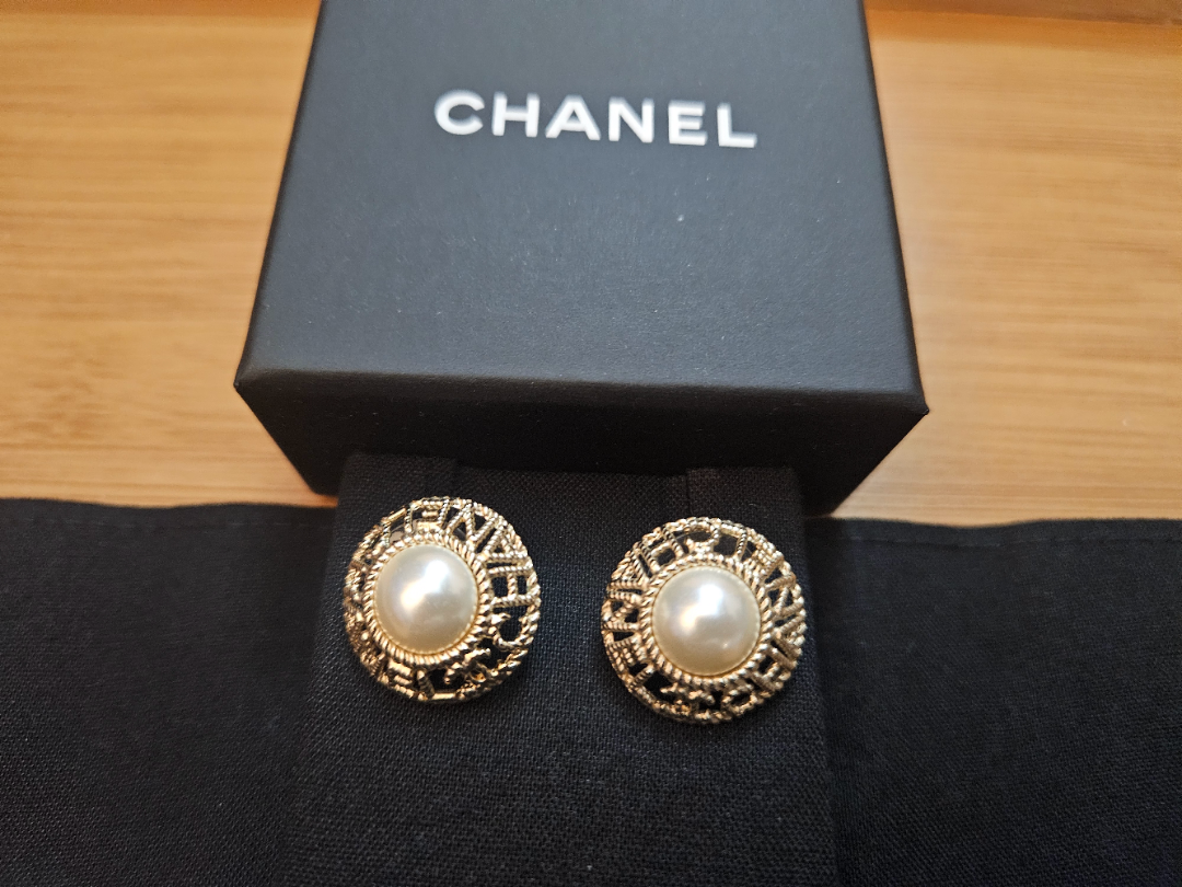 Chanel Gold & Pearl Earrings - photo 2