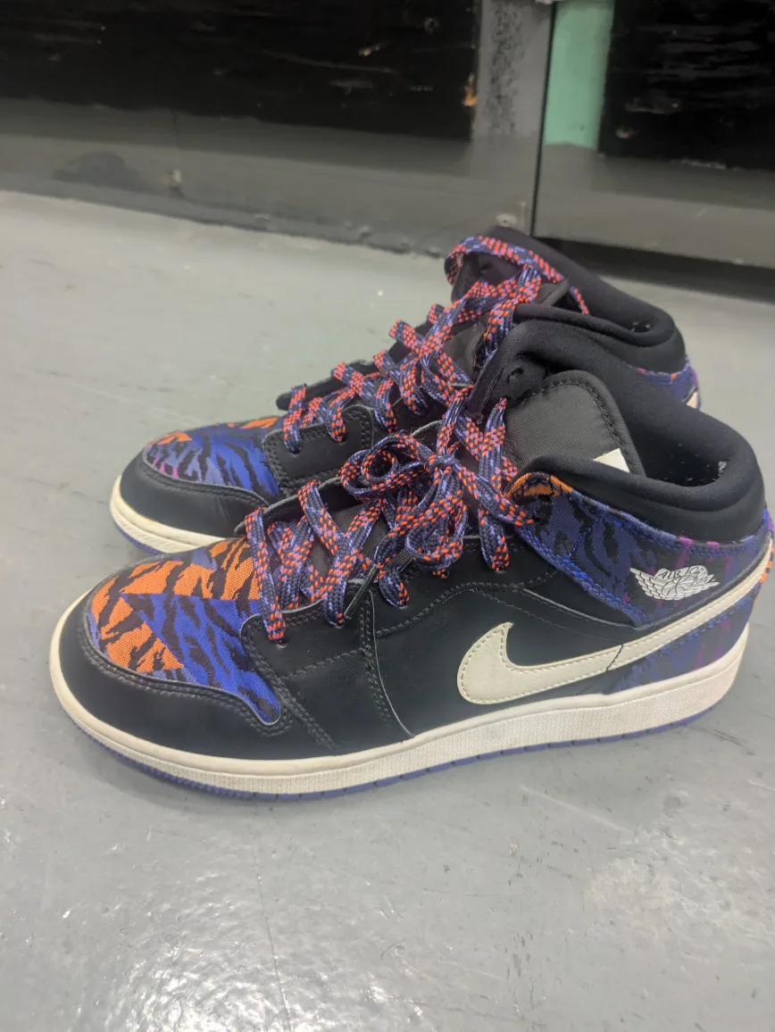 Jordan Air 1 Mid SE Size 7Y  Multi-Color Tiger Stripe (GS) image indicator(2)