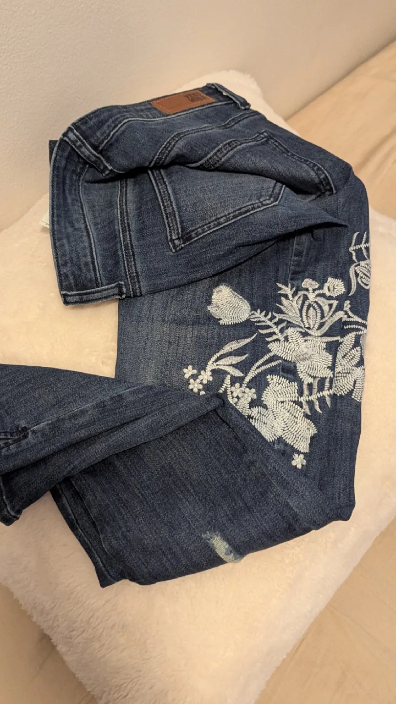 Vero Moda Embroidered Jeans image indicator(6)