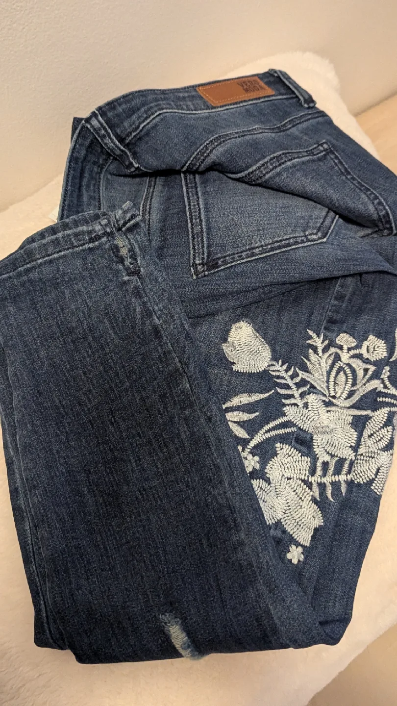 Vero Moda Embroidered Jeans image indicator(7)