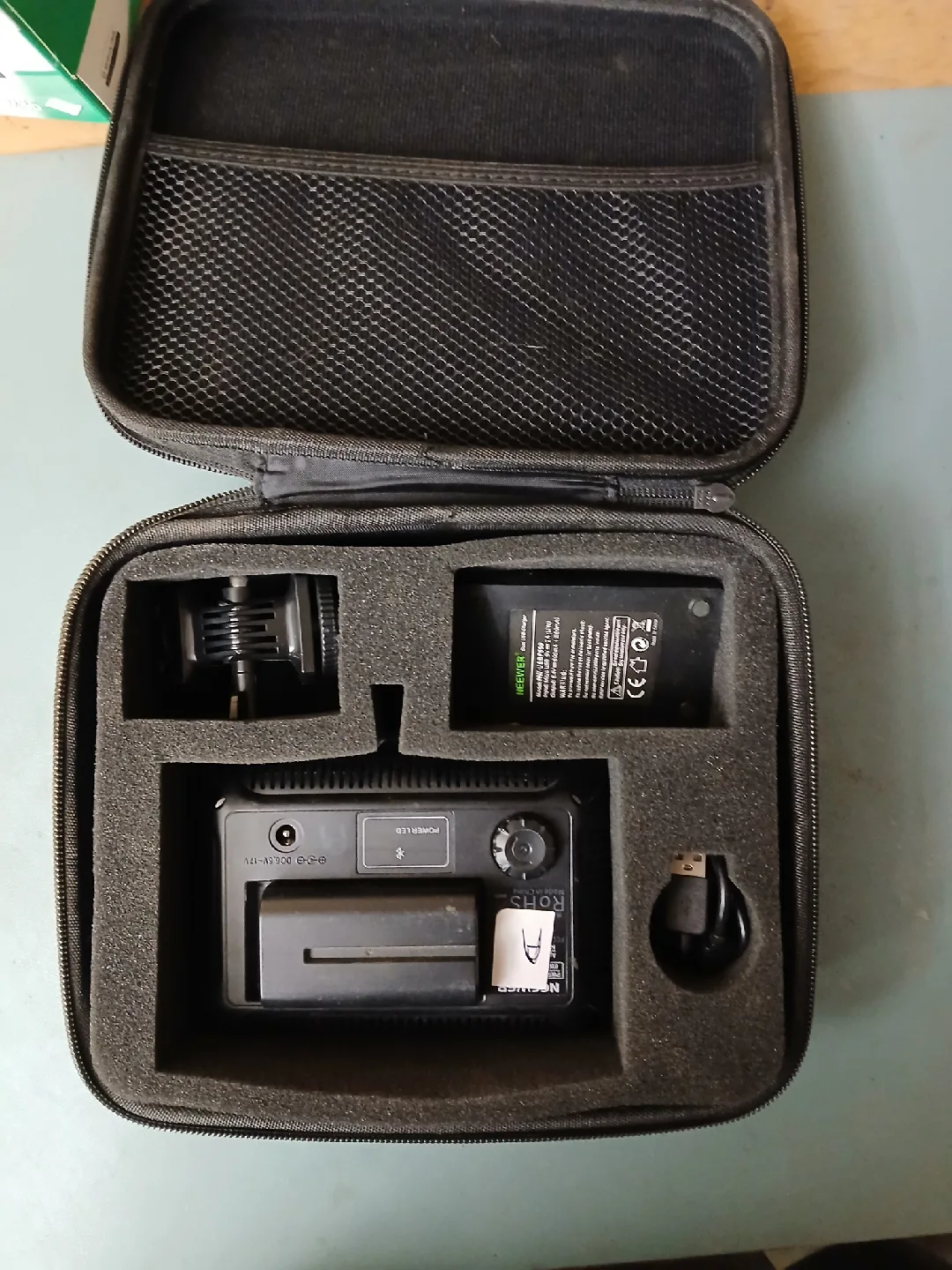 Neewer LED Video Light with Case image indicator(2)