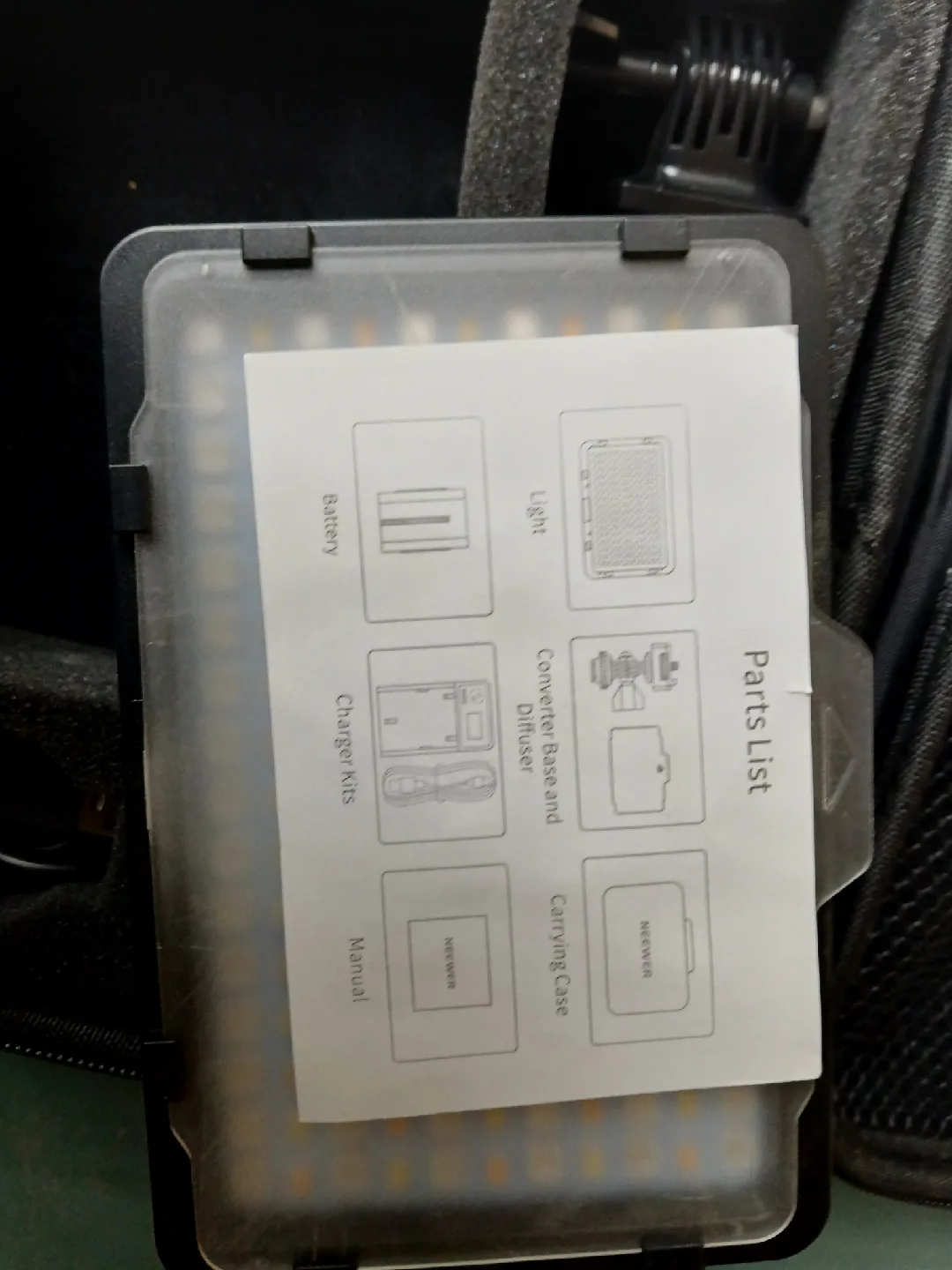 Neewer LED Video Light with Case image indicator(3)