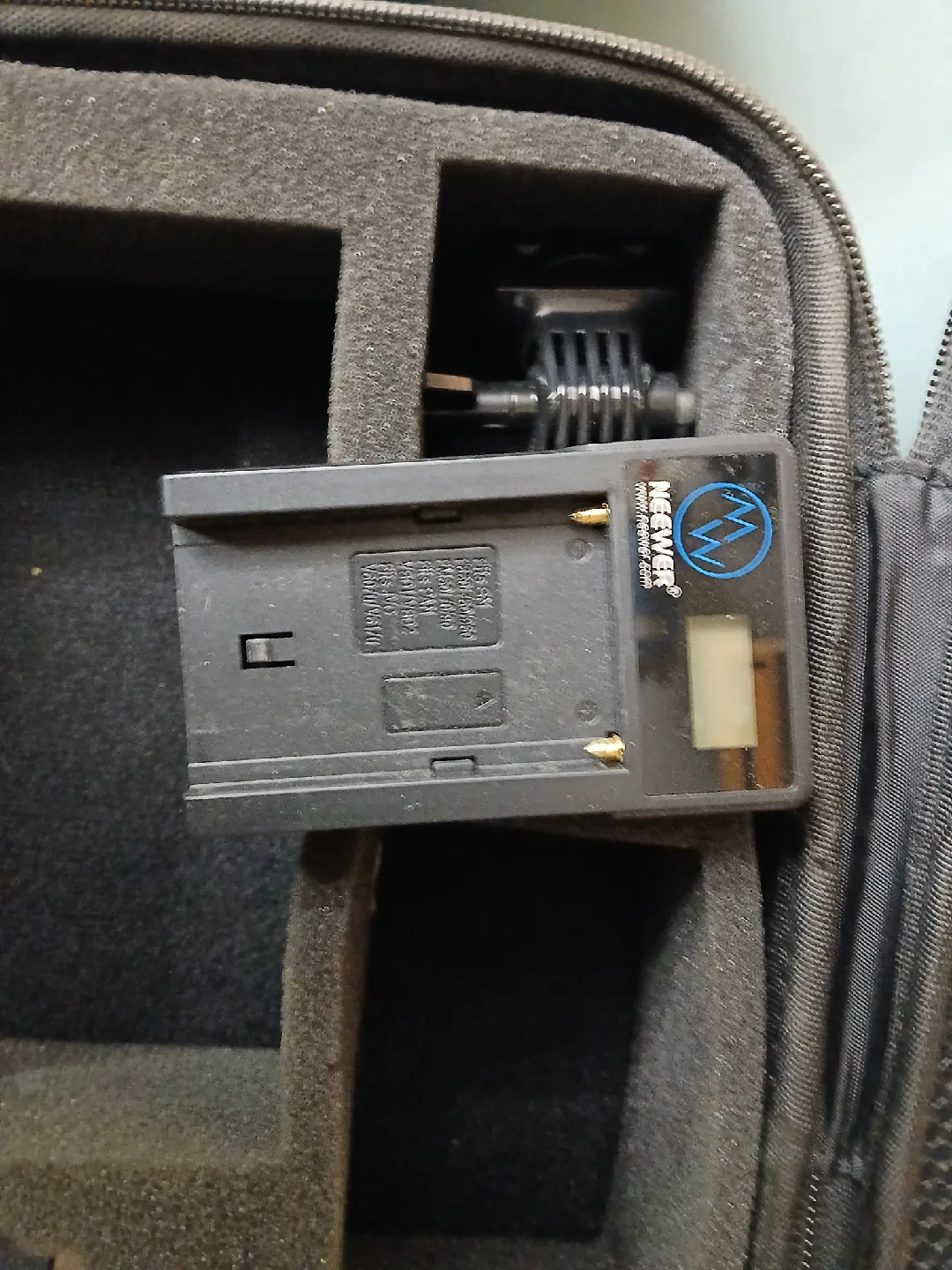 Neewer LED Video Light with Case image indicator(4)