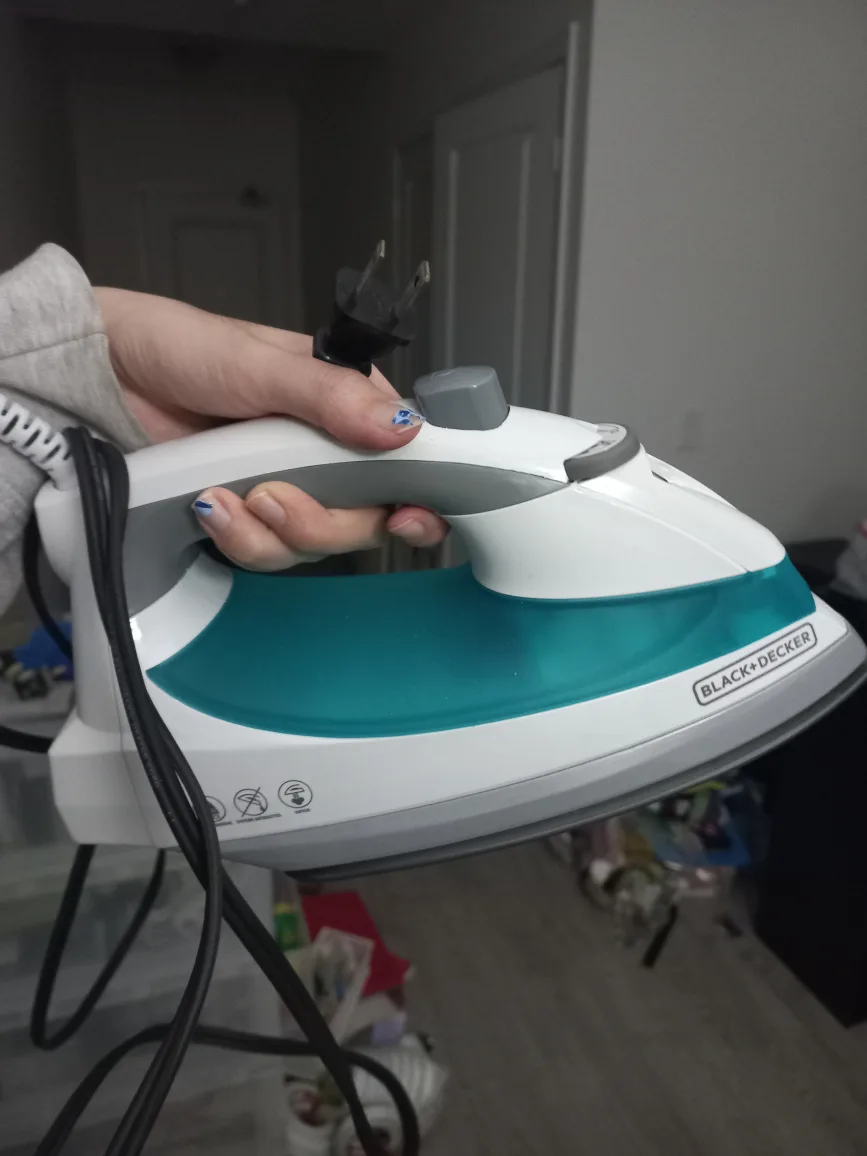Black Decker Iron thumbnail