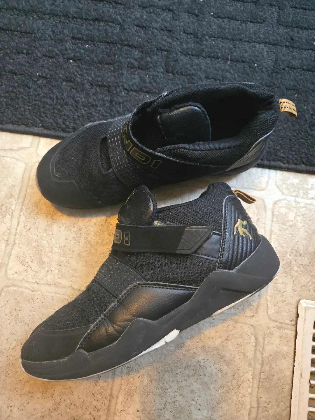 Kids' Indoor Running  Shoes - Size 6 Boys thumbnail