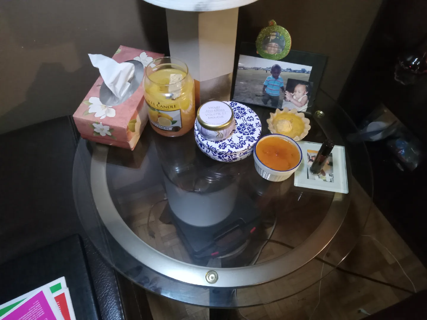 Glass coffee table with a side table image indicator(2)