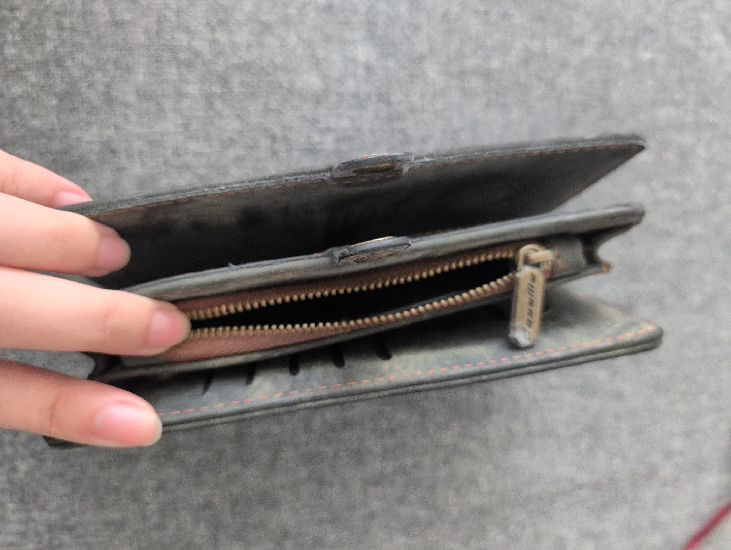 PUFEIER Distressed Grey Leather Wallet image indicator(3)