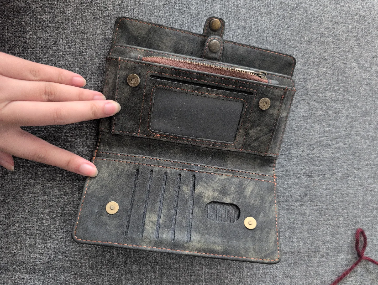 PUFEIER Distressed Grey Leather Wallet image indicator(4)