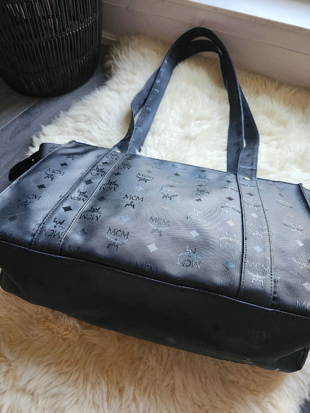AUTHENTIC MCM BLAXK TOTE BAG image indicator(2)