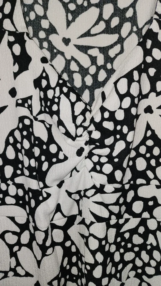 Black & White Floral Dress image indicator(5)