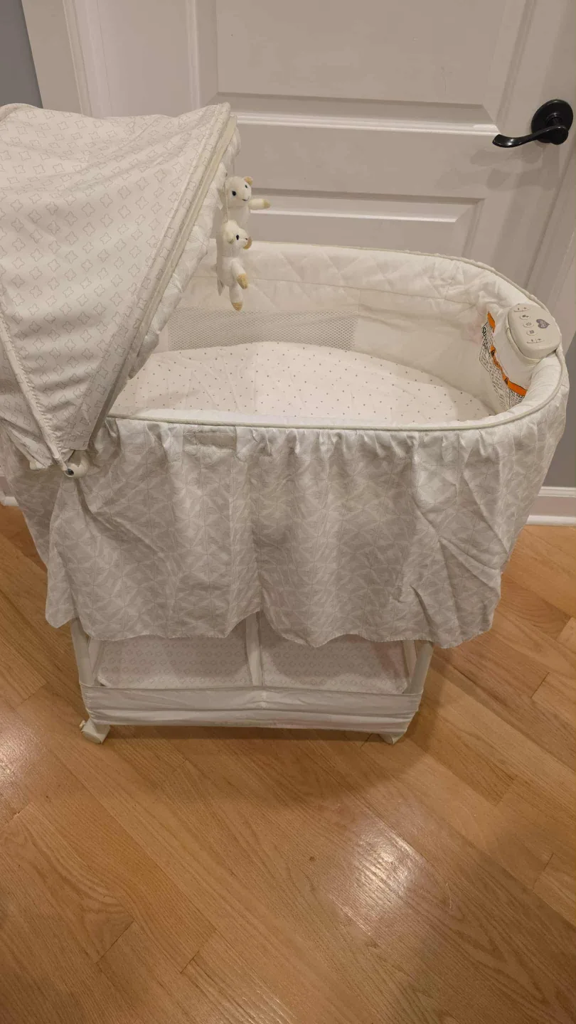 Halo BassiNest Swivel Sleeper Bassinet thumbnail