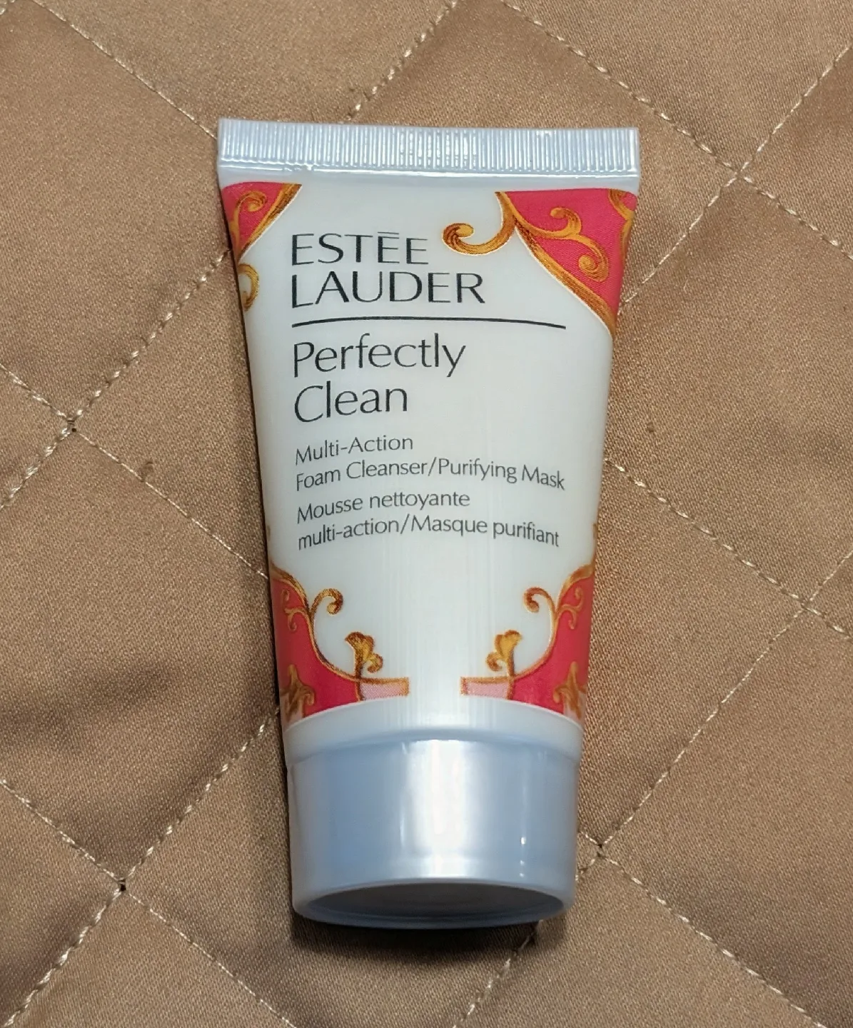 Estée Lauder Perfectly Clean Foam Cleanser & Red Bag image indicator(2)