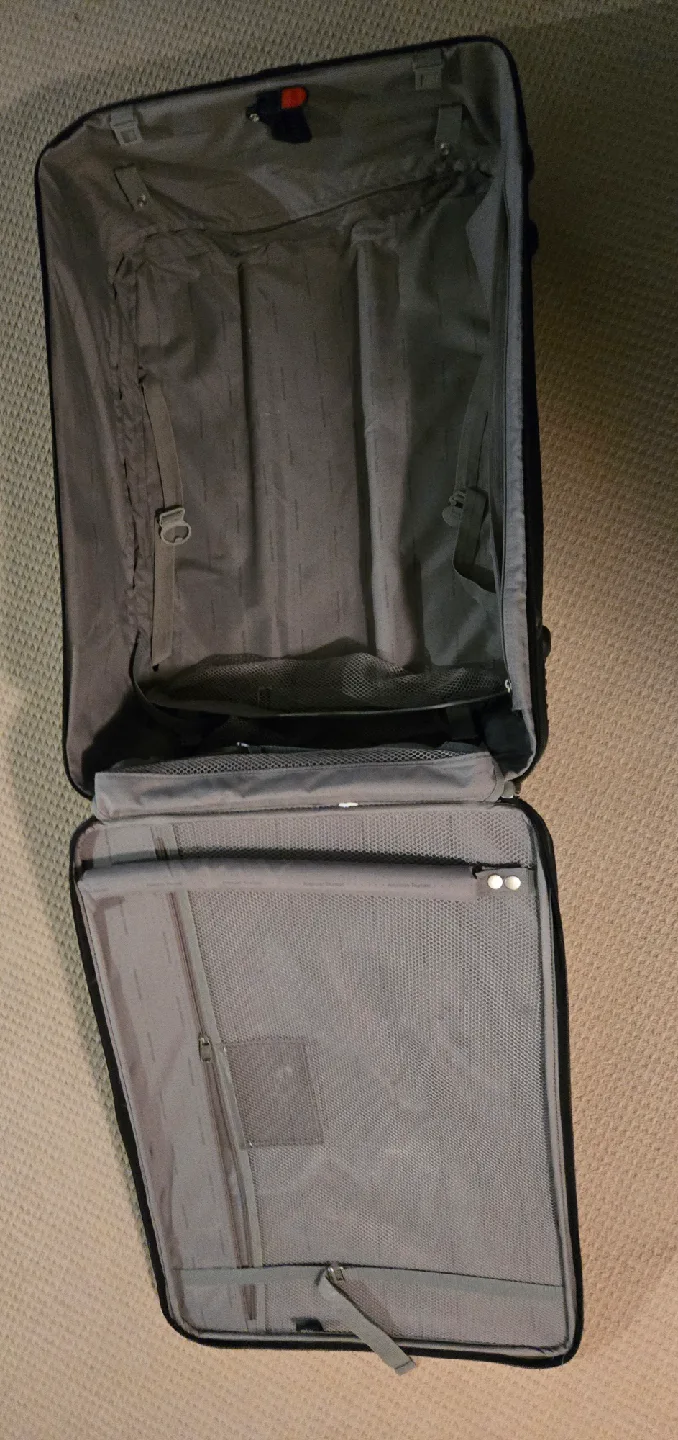 American Tourister Black Suitcase image indicator(4)