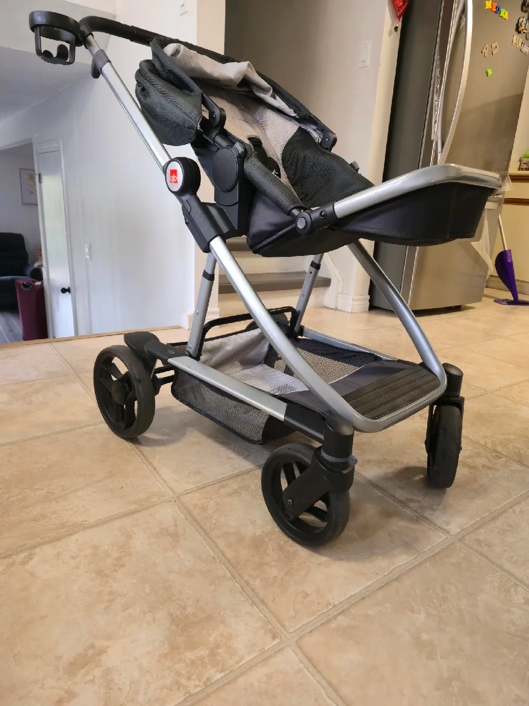 Lightweight Stroller - Black/Grey image indicator(3)