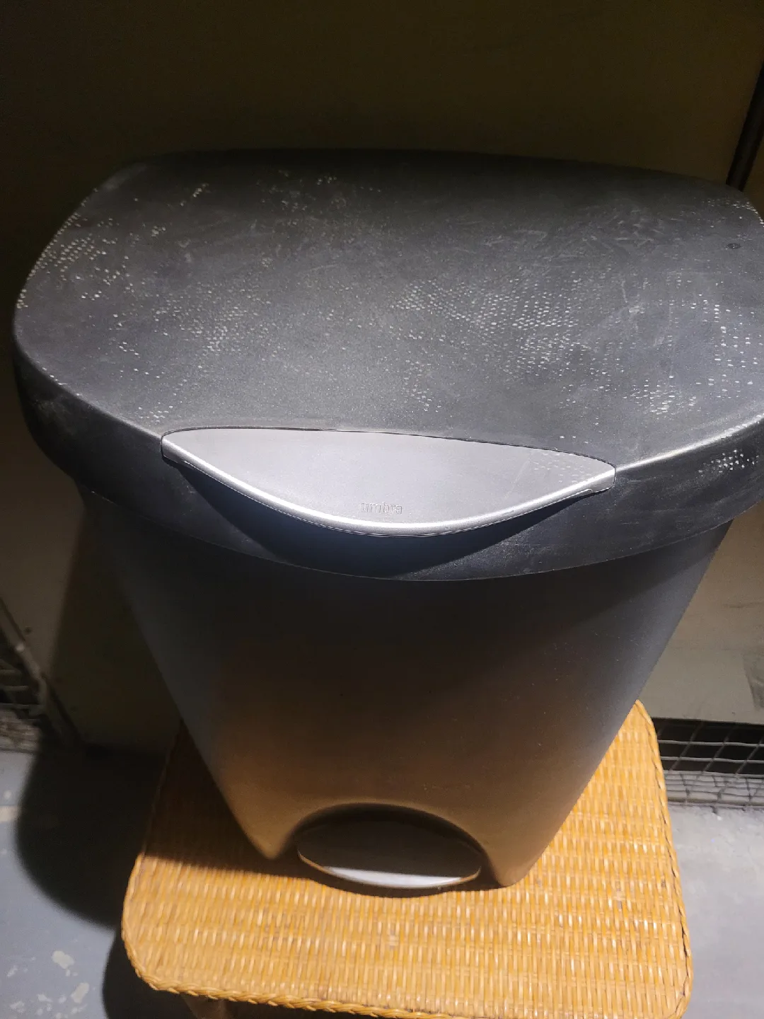 Grey Step-On Trash Can - $29.99🥕 Freecycle thumbnail