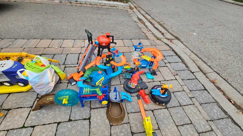 Mixed Lot of Toy Vehicles & Playsets image indicator(3)