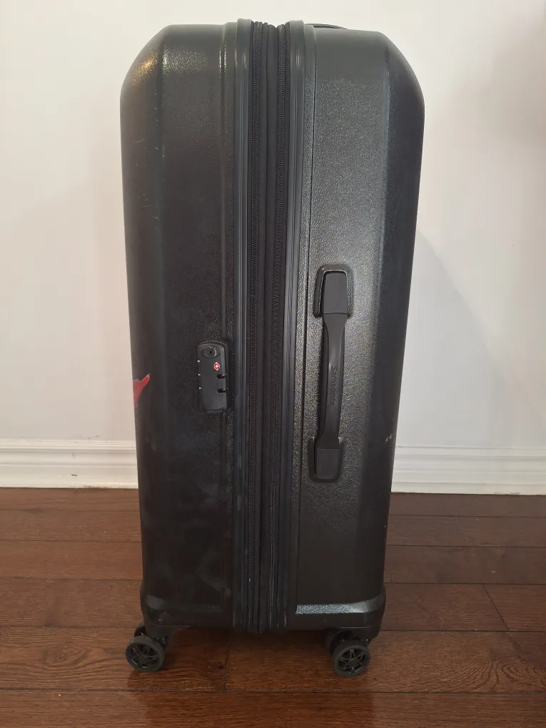 Samsonite large Suitcase with Maple Leaf Design image indicator(2)