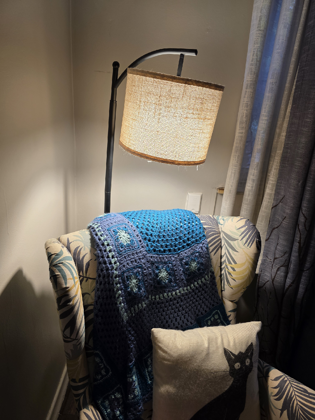 Curved floor lamp with shade 5$