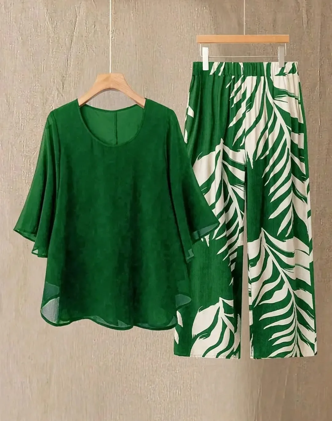 Green Two-Piece Outfit with Leaf Print thumbnail