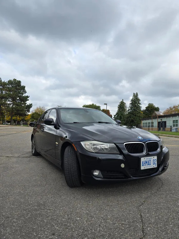 BMW 328i - Black Sedan image indicator(2)