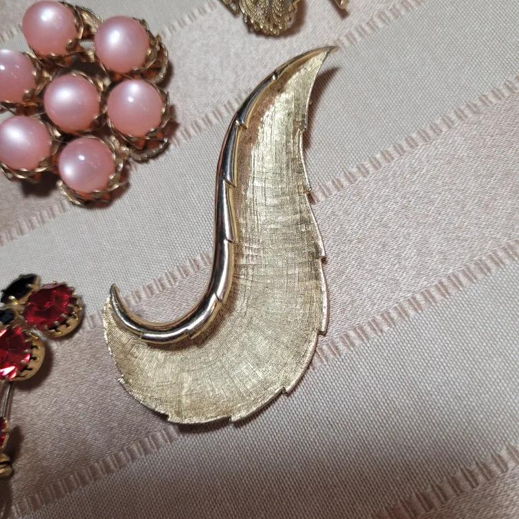 Beautiful Lot of 5 Vintage Brooches please see all pictures image indicator(6)