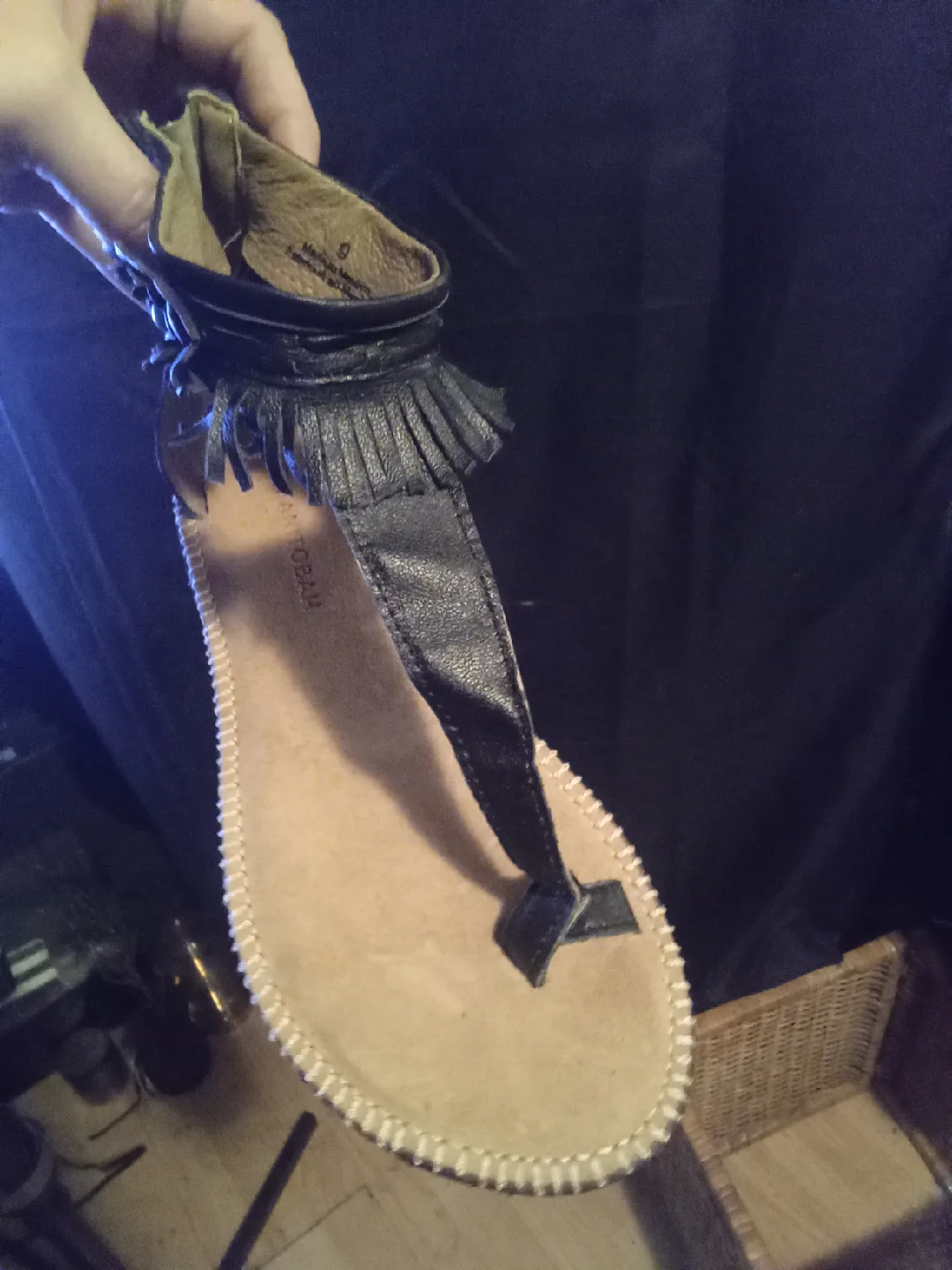 Manitobah Mukluks Black Leather Sandals - Size 9 image indicator(2)