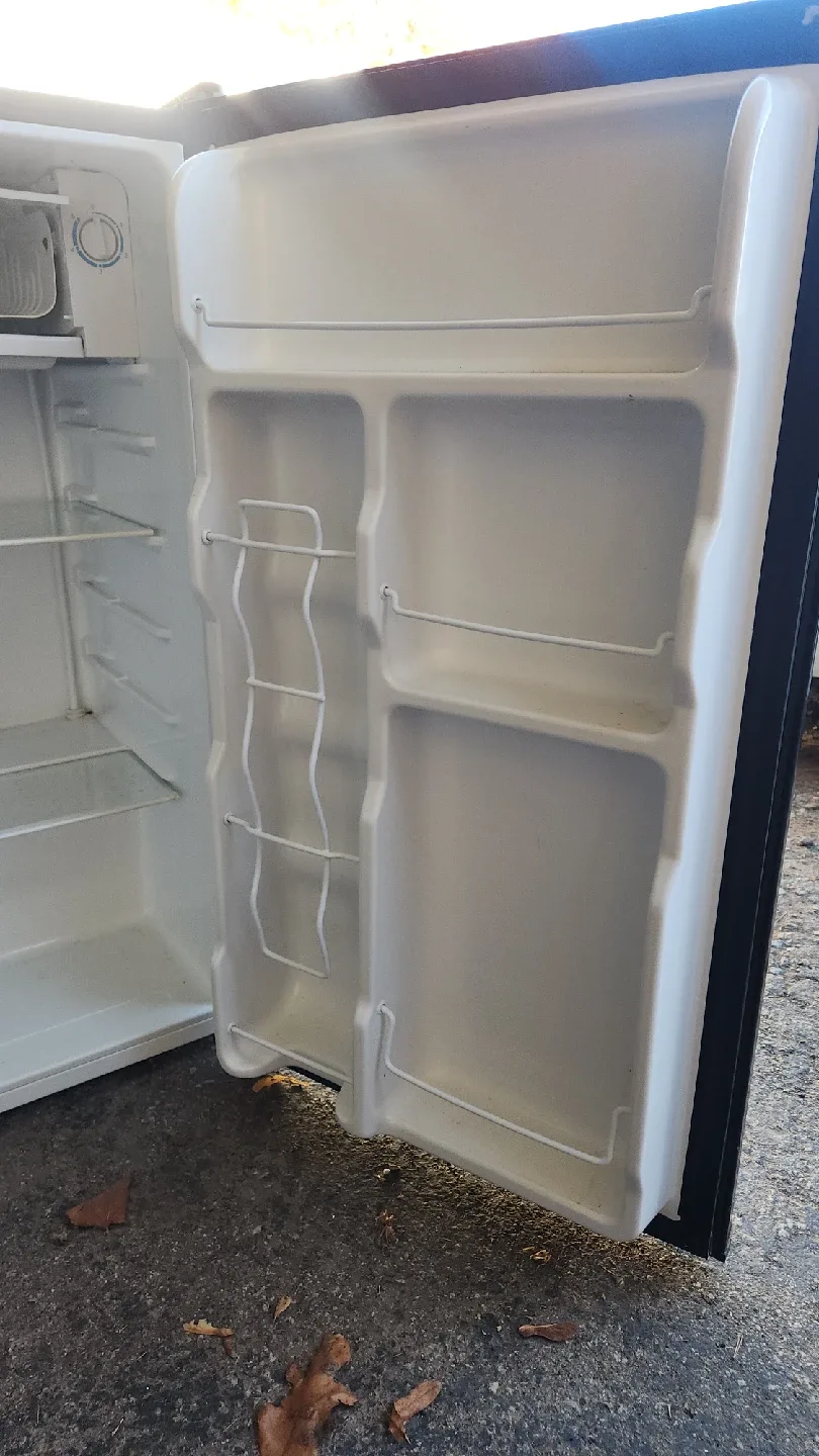 RCA Mini Fridge - Black image indicator(2)