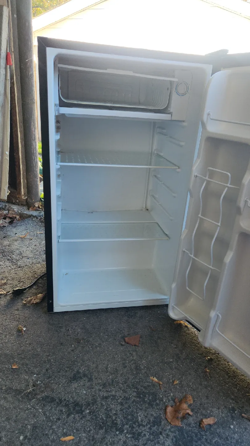 RCA Mini Fridge - Black image indicator(3)