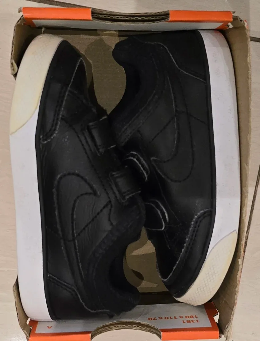 Black Nike Capri Kids Shoes! - Size 8 image indicator(7)