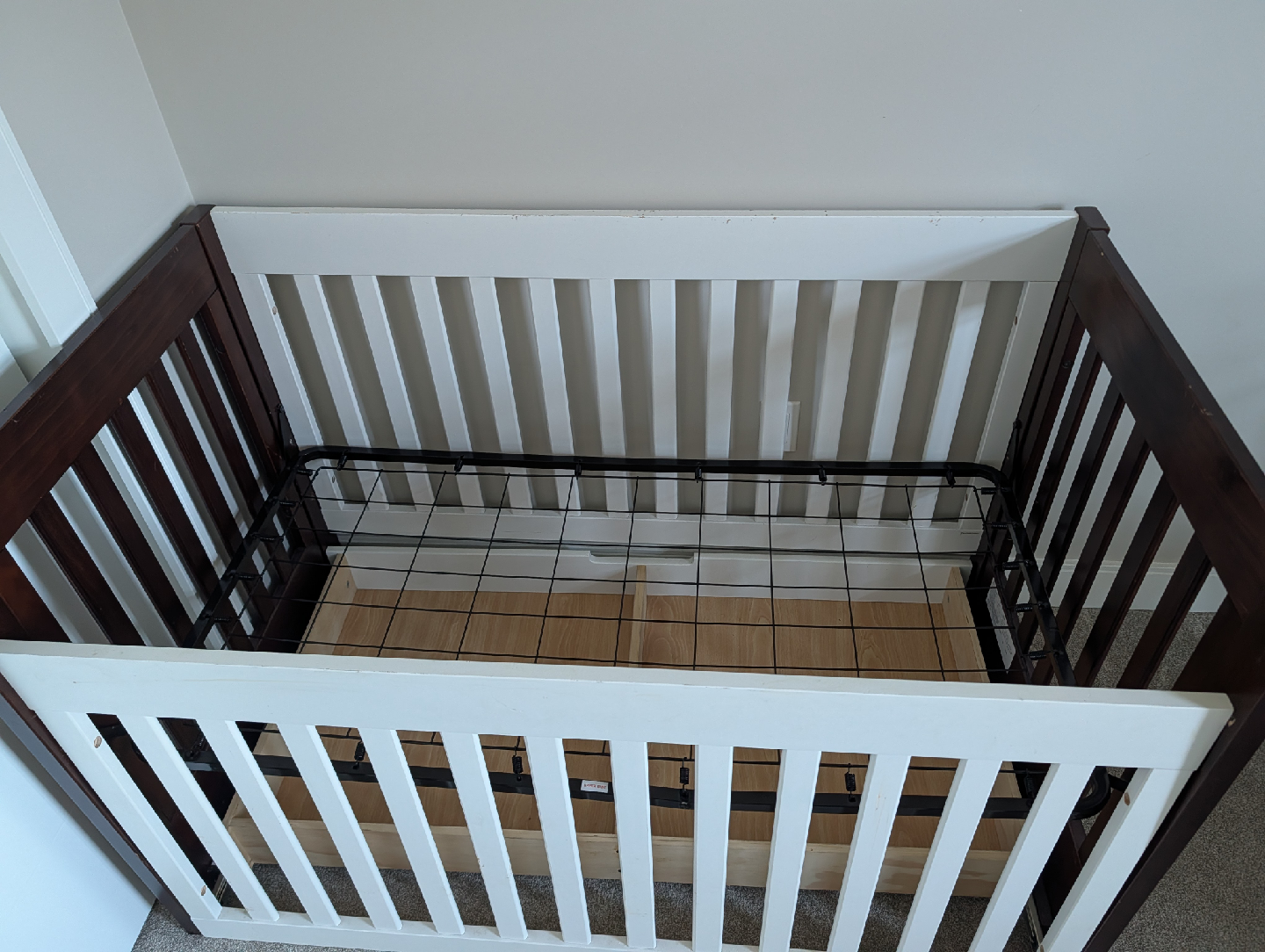 Height adjustable convertible Crib - White & Dark Wood 🧡