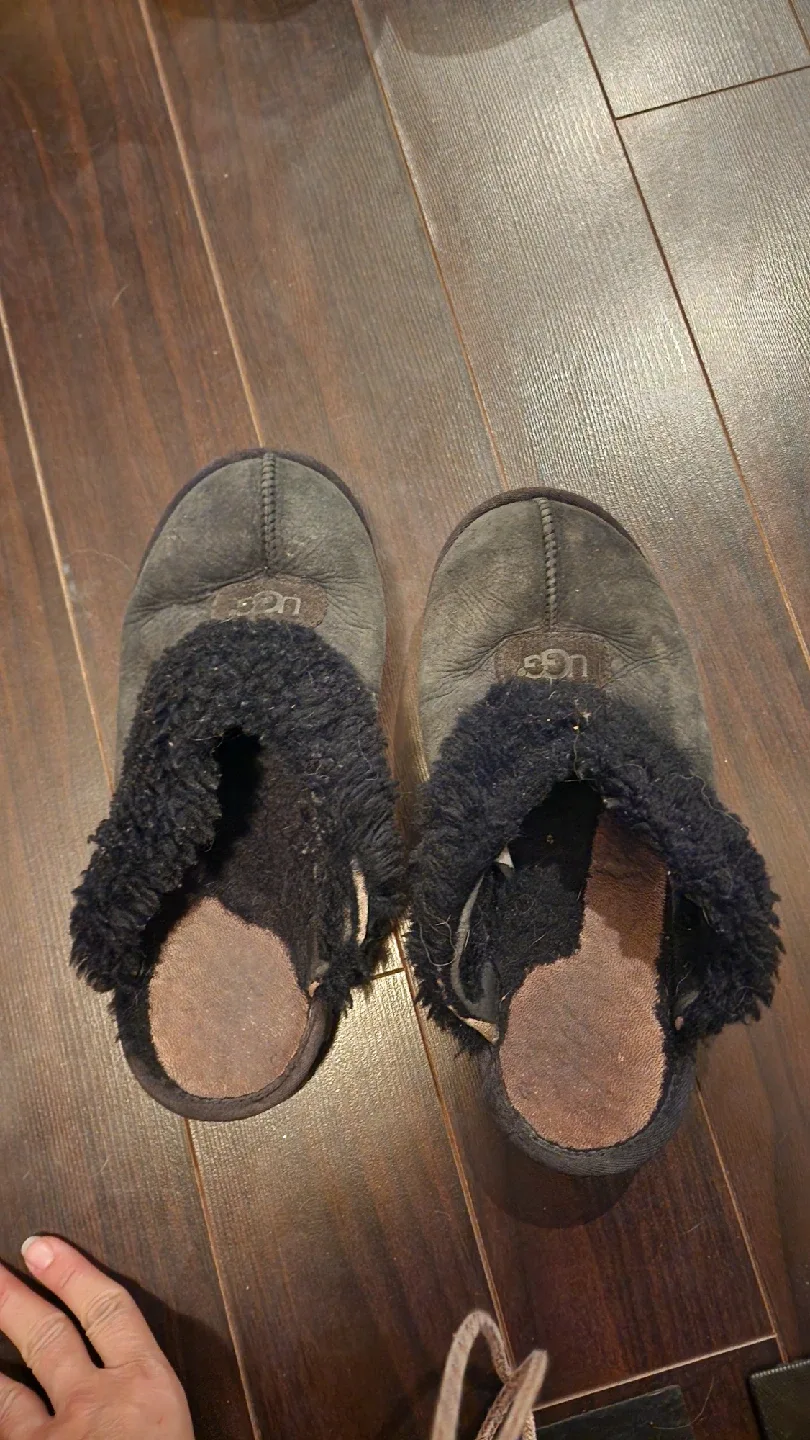 UGG Women's black Suede Slippers Size 9 thumbnail