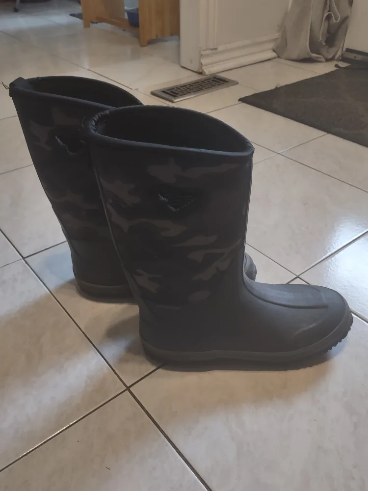 Black Camo Winter Boots - Kids Size 6 image indicator(2)