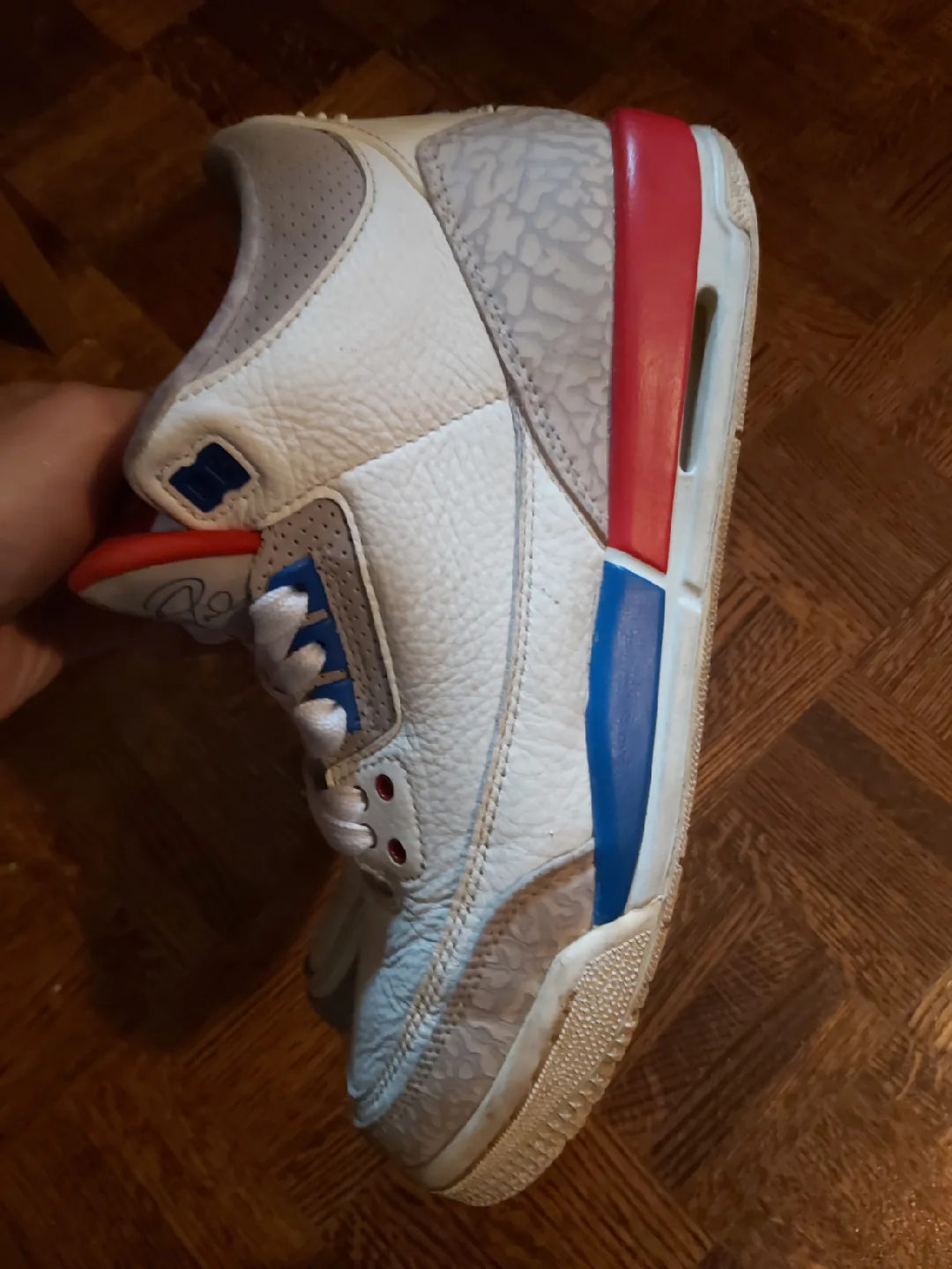 Air Jordan 3 Retro, Size 6.5Y image indicator(2)