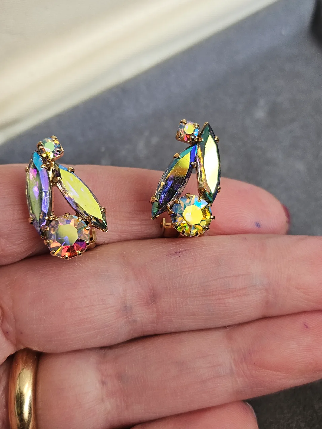 Vintage Clip-on Earrings, Aurora Borealis image indicator(2)