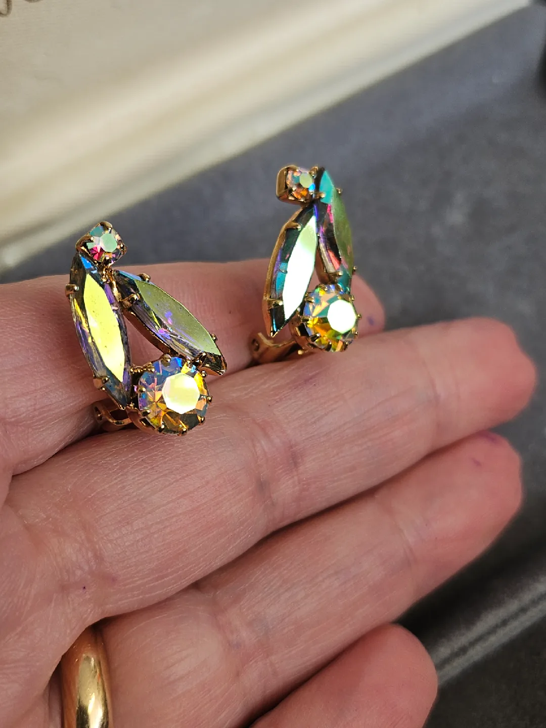 Vintage Clip-on Earrings, Aurora Borealis image indicator(3)