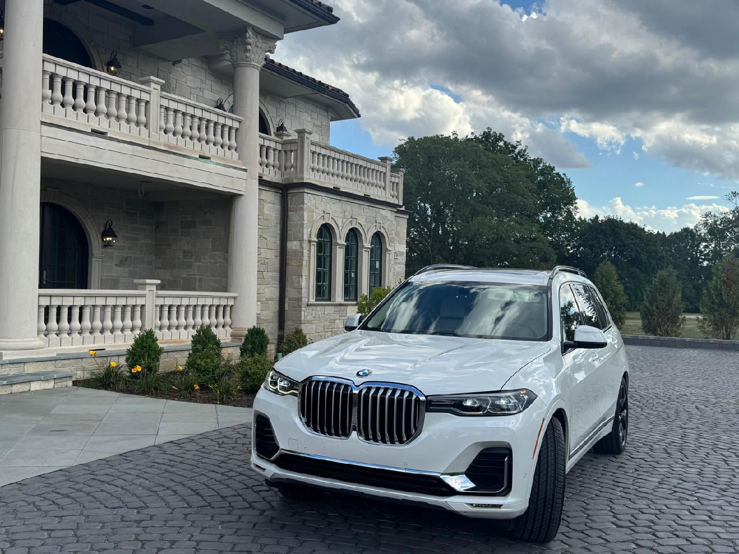 2021 BMW X7 White SUV - photo 2