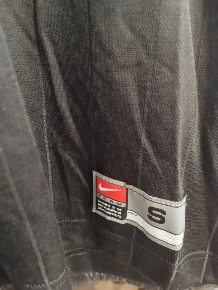 💚NIKE VINTAGE BRAND NEW BLACK SOCCER JERSEY/SHIRT SIZE SMALL image indicator(3)